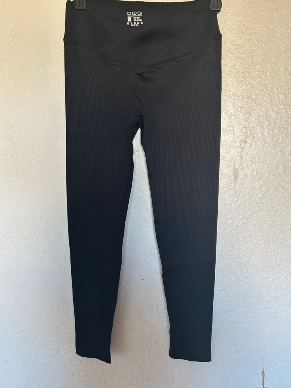 OQQ “Black” Leggings with V-Waistband - Picture 2 of 5